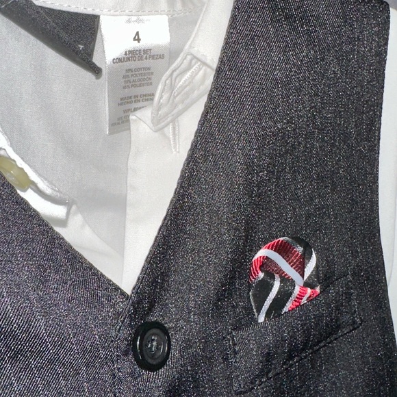 Little boys suit size 4 - Picture 2 of 3